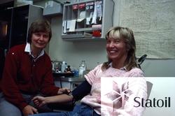 Sykepleier Else-Gunn Dybvik t.v. undersøker telegrafist Inge