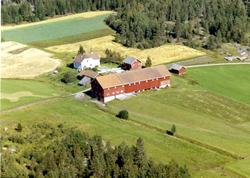 Skråfoto av gården Velund i Degernes, Rakkestad 3.sept. 1960