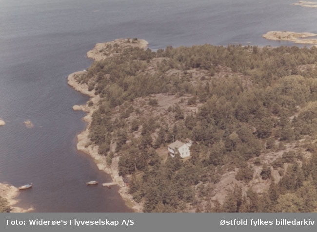 Oversiktsbilde av Kirkeøy (nordspissen) på Hvaler, juli 1967. Skråfoto/flyfoto.