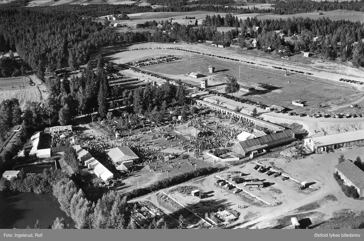 Momarkedet på Mysen i Eidsberg flyfoto 4. august 1952. Også kalt Momarken.