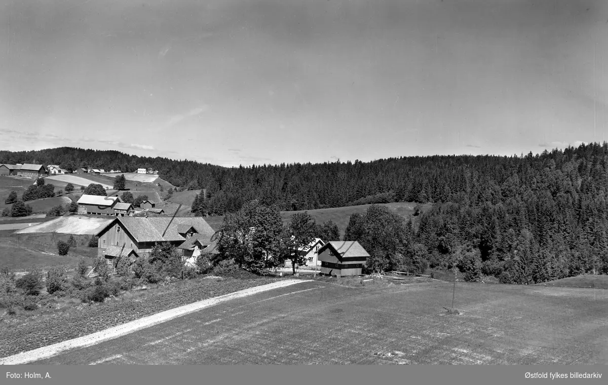 Gården Skrikerud i Trøgstad, flyfoto fra 20. juni 1957.