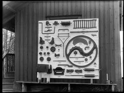 Haga Hoell, Ise 1948. 
Maskindeler utstilt og avfotografert