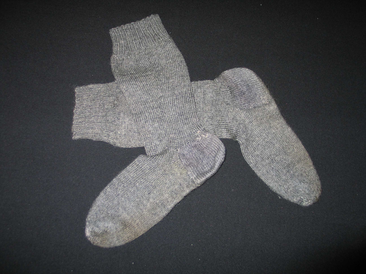 Brot i to rette og to range øvst på sokken, resten i glattstrikk. Formstrikka legg.