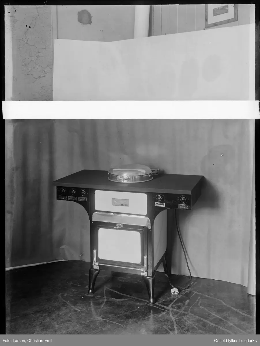 Sarpsborgkomfyren. Komfyr med magasin og to ekstra plater.  Reklamefoto.