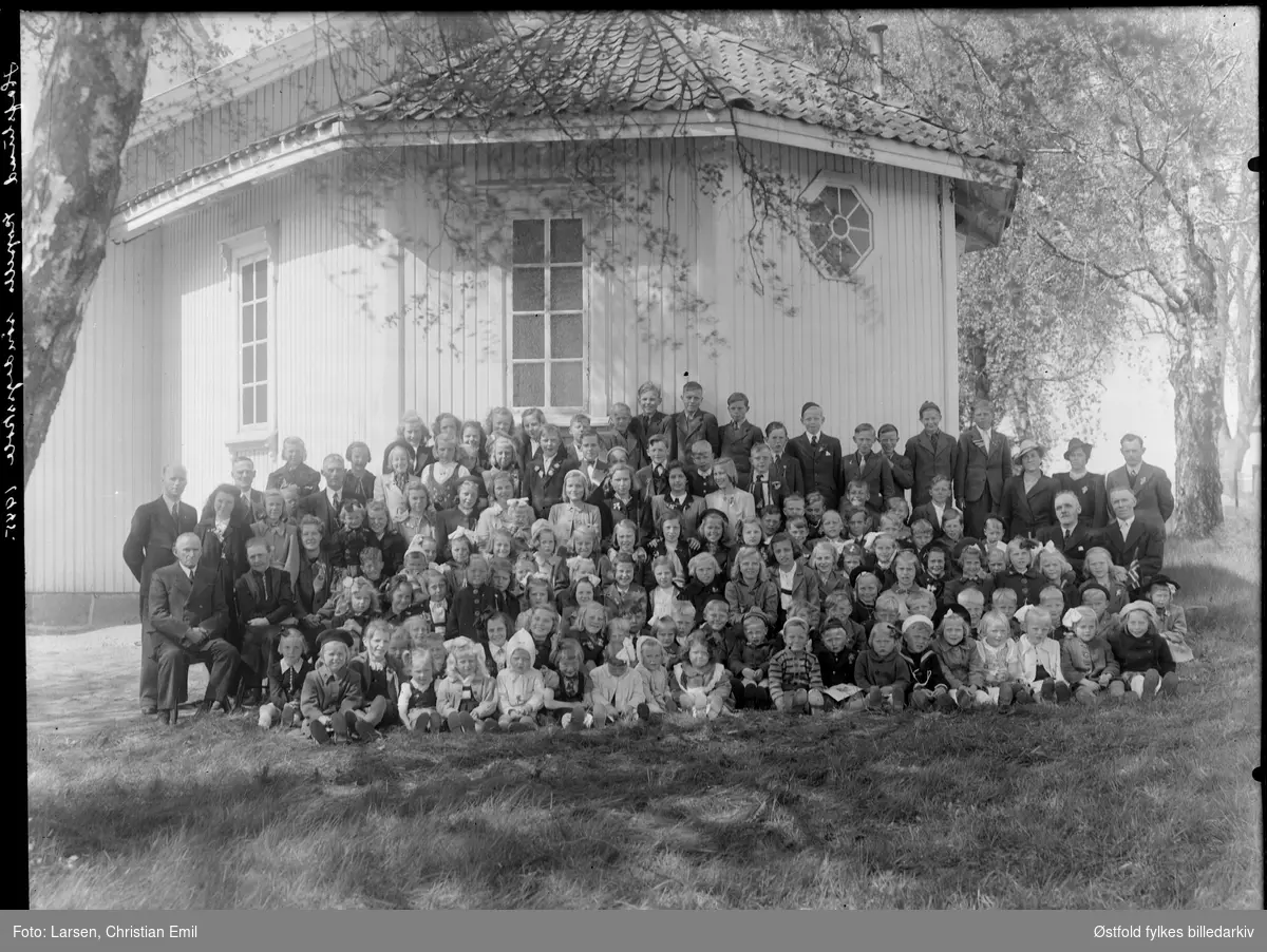 Søndagsskole utenfor Hafslund kapell i Skjeberg 1945.