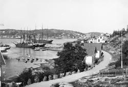 Framnes/Huvik i Sandefjord.
De to hvite husene inntil veien