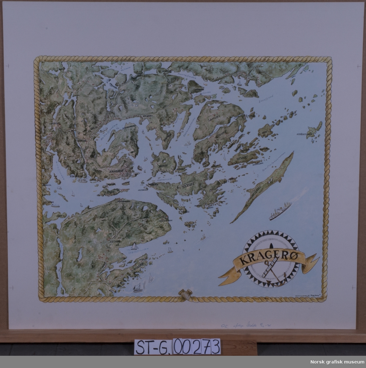 Tegnet kart over området rundt Kragerø, særlig øyene og farvannet i øst/sørøst. Selve kartbildet er omkranset av et tau (maritim stil). "Skråbilde"-aktig, man ser skrått ned på seilbåter og hus.