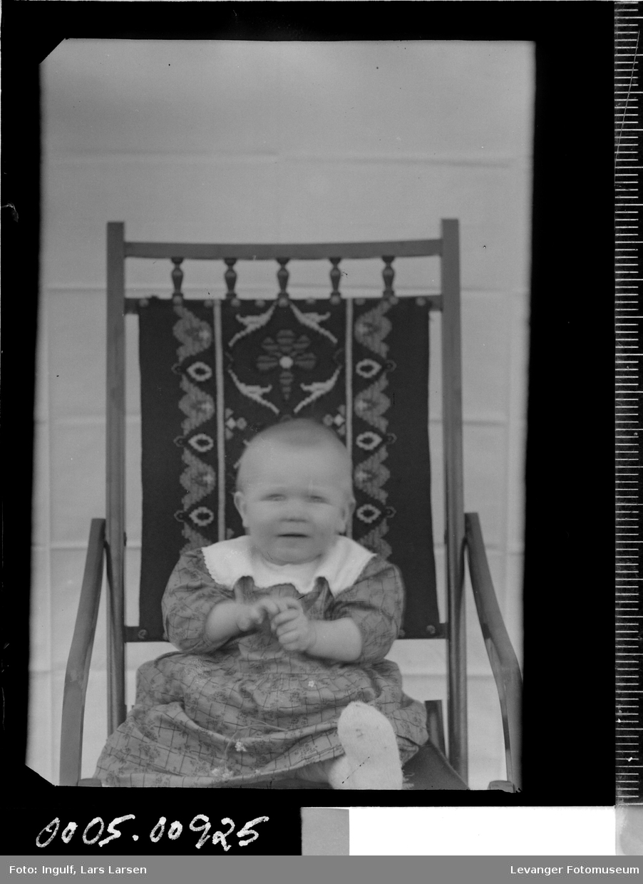 Portrett av et barn som sitter i en stol.