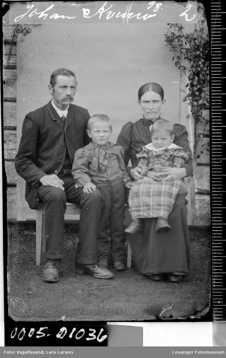 Gruppebilde av en kvinne, en mann og to barn.