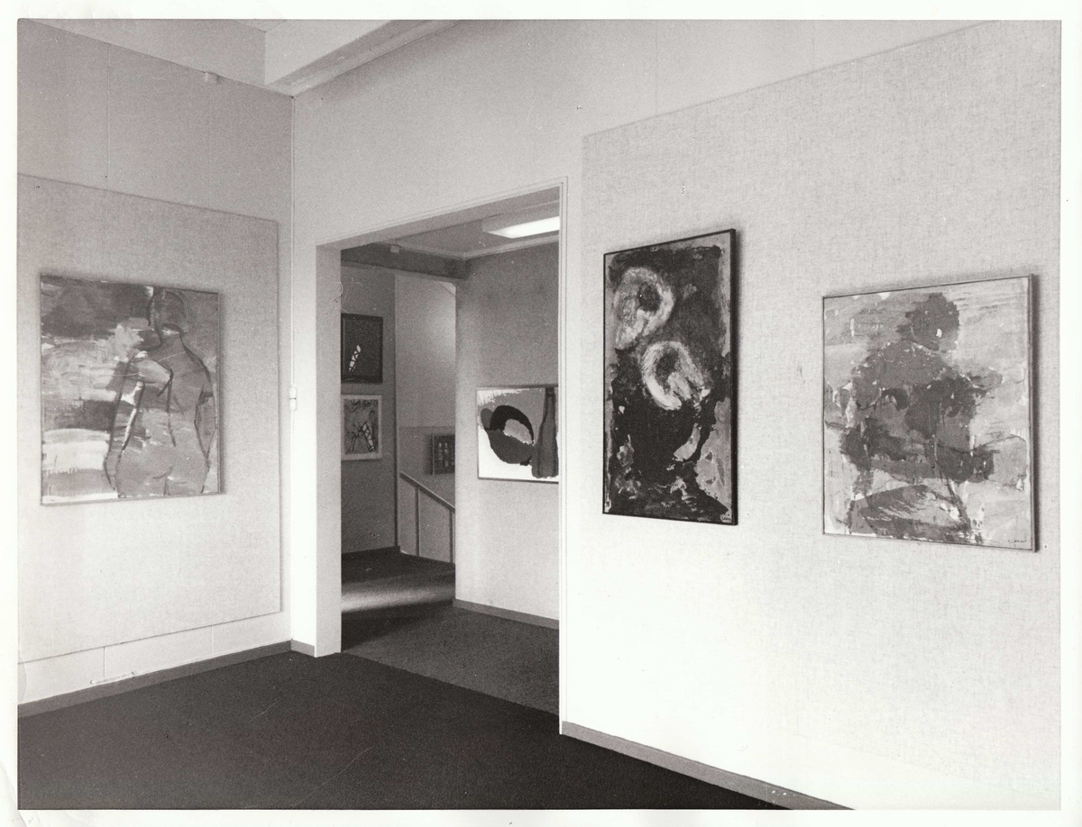 Foto frå utstilling. Separatutstilling i Galleri BI-Z i Kristiansand i 1974?
Påskrift: F 5071-11