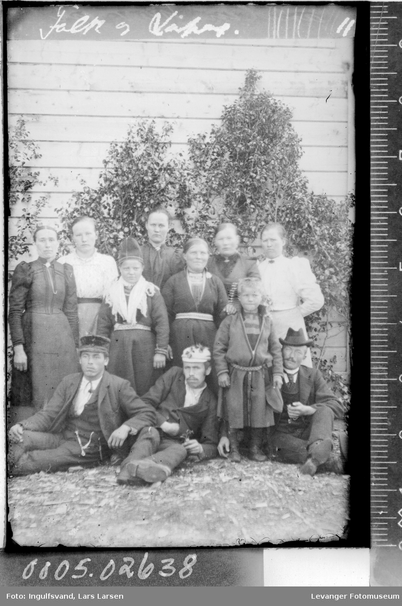 Almetjedåehkie -Gruppebilde av syv kvinner, tre menn og et barn.