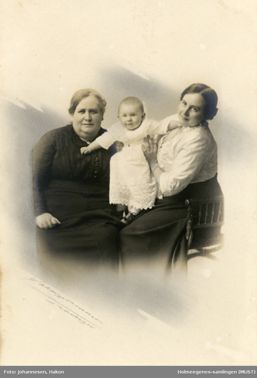 To voksne kvinner og et barn, atelierfoto.