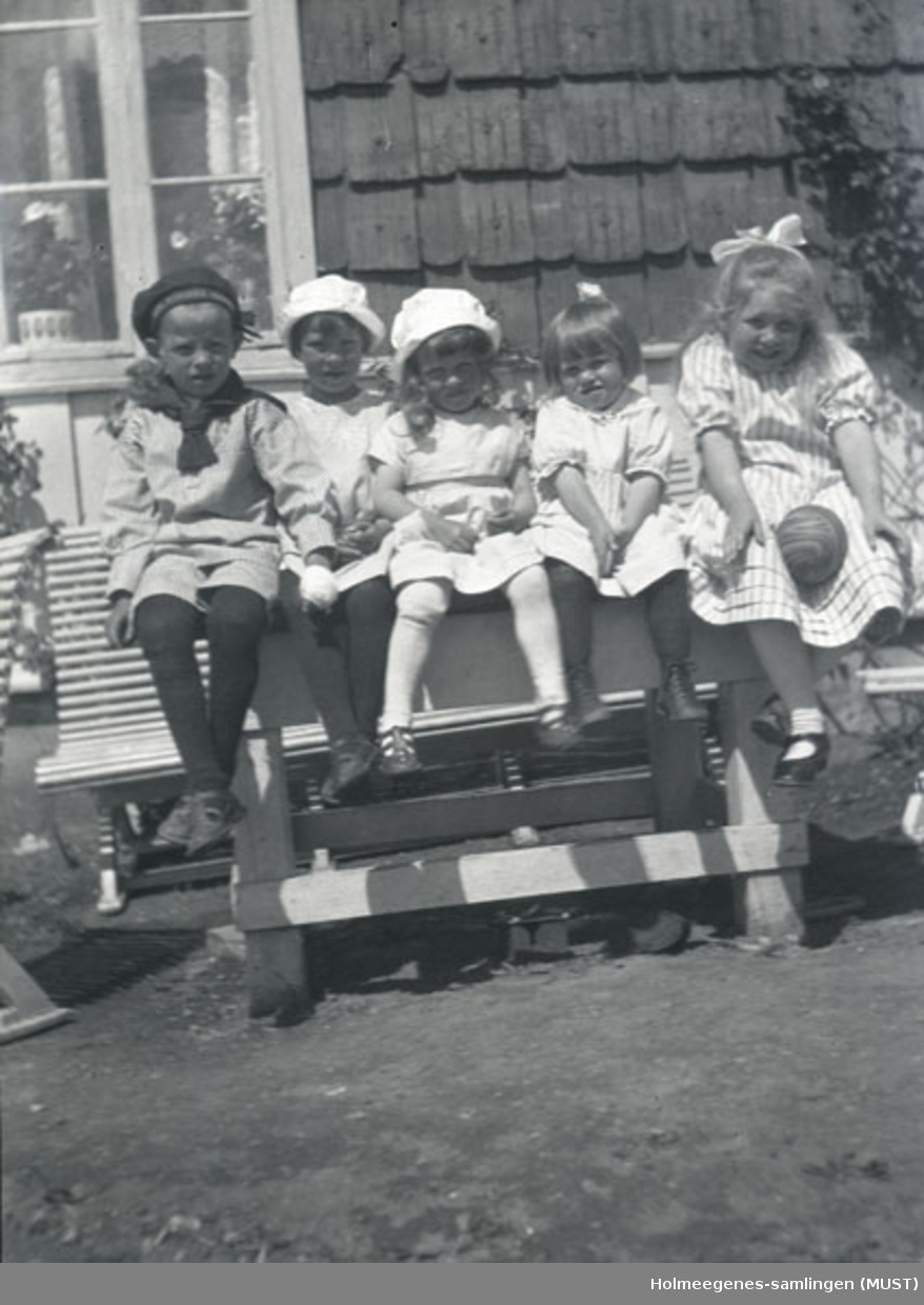 En barneflokk foran huset på Holmeegenes i Stavanger. 