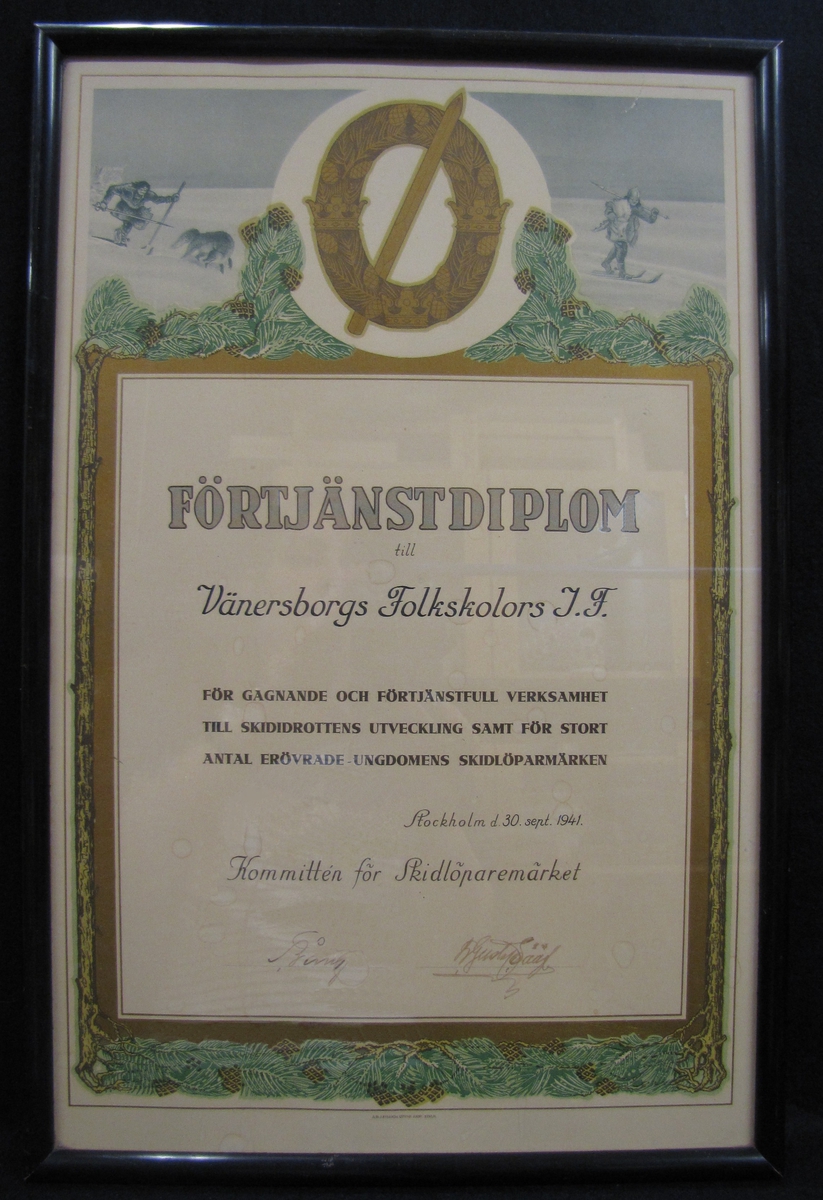 I maj 1979 bereddes Vänersborgs museum tillfälle att välja ut föremål bland material som utrangerades vid skolorna i staden.

X: Text: Förtjänstdiplom till Vänersborgs Folkskolors I F för gagnande och förtjänstfull verksamhet till skididrottens utveckling.