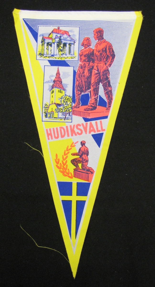 Cykelvimpel från Hudiksvall. Motivet är tryckt  med motiv från orten. Nederst finns en vimpel av den svenska flaggan.

Vimpeln ingår i en samling av 103 stycken.