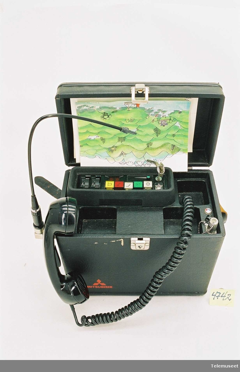 Mitsubishi mobiltelefon.
Type: FM-35D 12A
Serie nr: 33573
