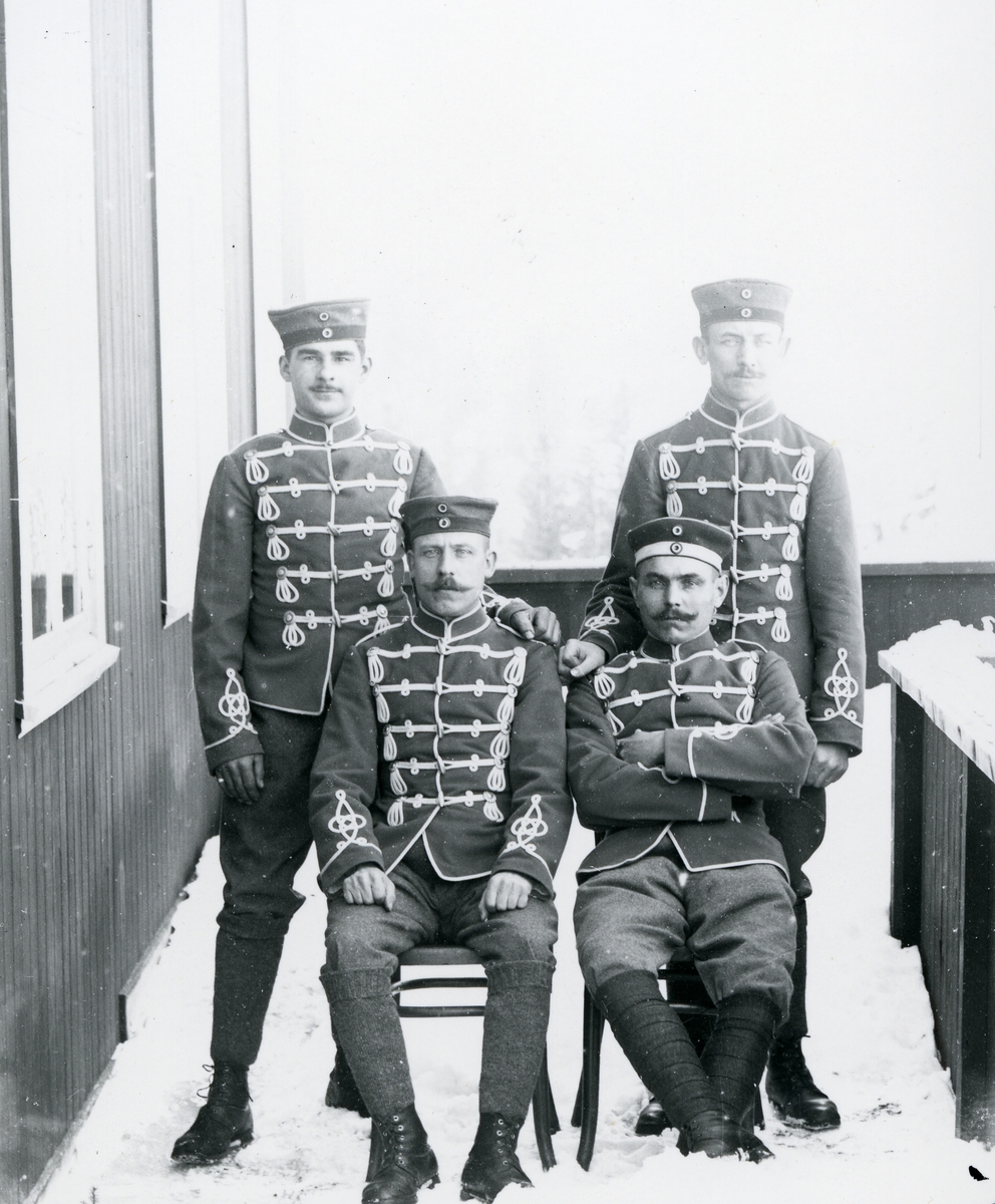 Fire tyske soldater på veranda på Løken hotell 
