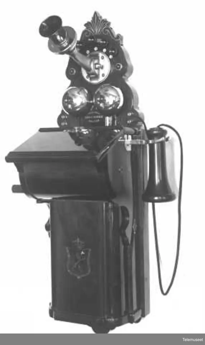 Telefon, veggapparat i tre. Magneto, med fast mikrofon, bevegelig ...
