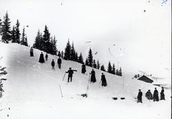 Skiløpere i bakke ved Tonsåsen Sanatorium
