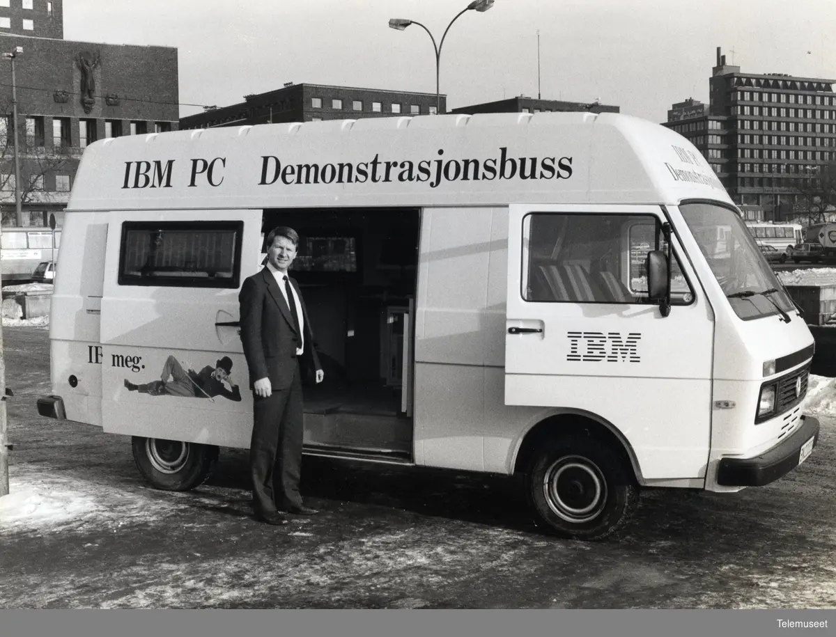 3.5.1 IBM - Utstillinger - IBM PC demonstrasjonsbuss