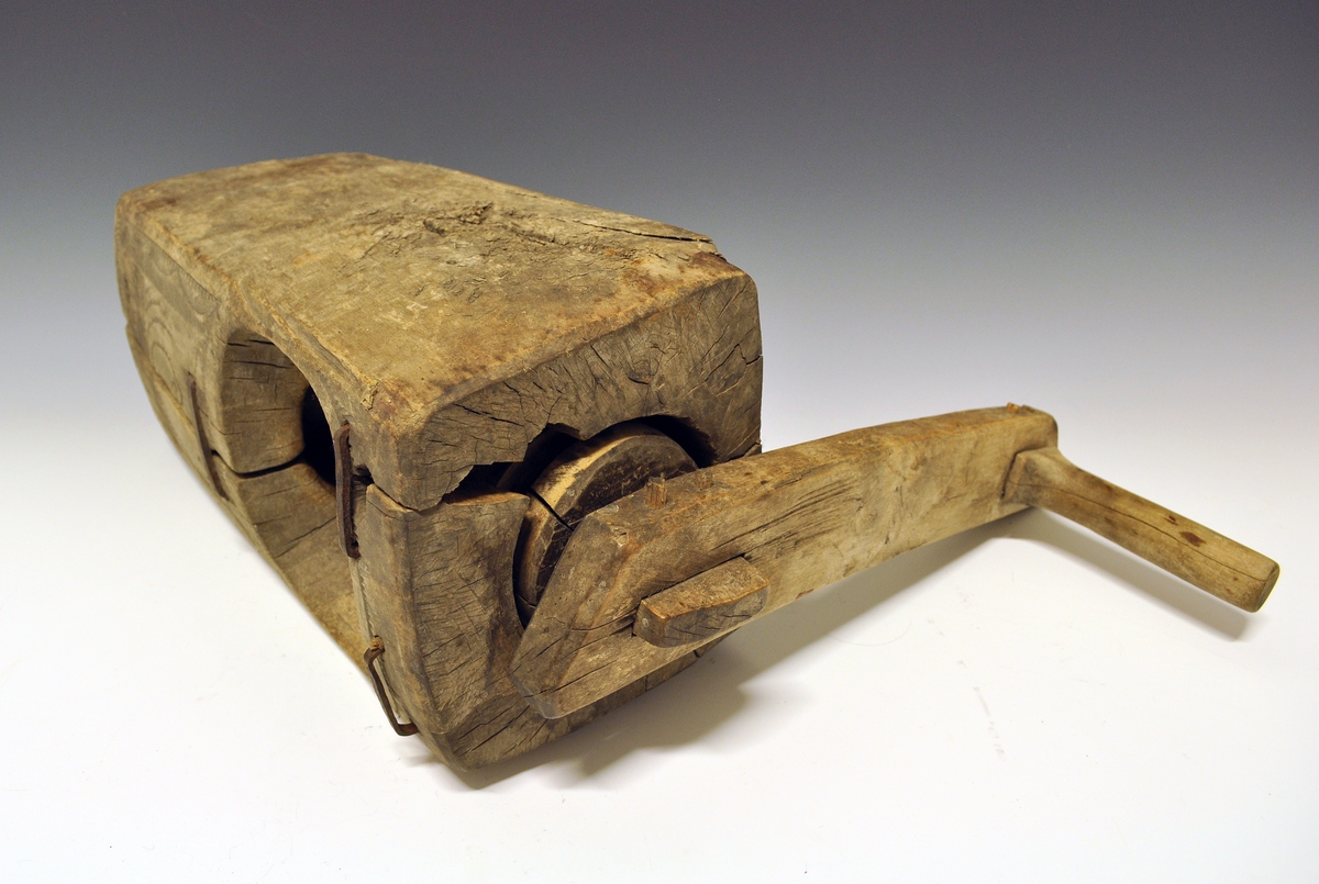 Fra protokollen: Dekorert med skurd i eit slag rifling med tungemønster oppå. Oversida sprekt, reparert med tre jarnhakar.