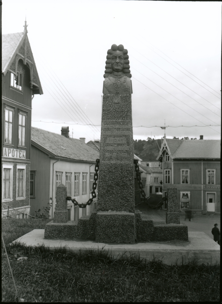Cort Adeler-statuen, Brevik