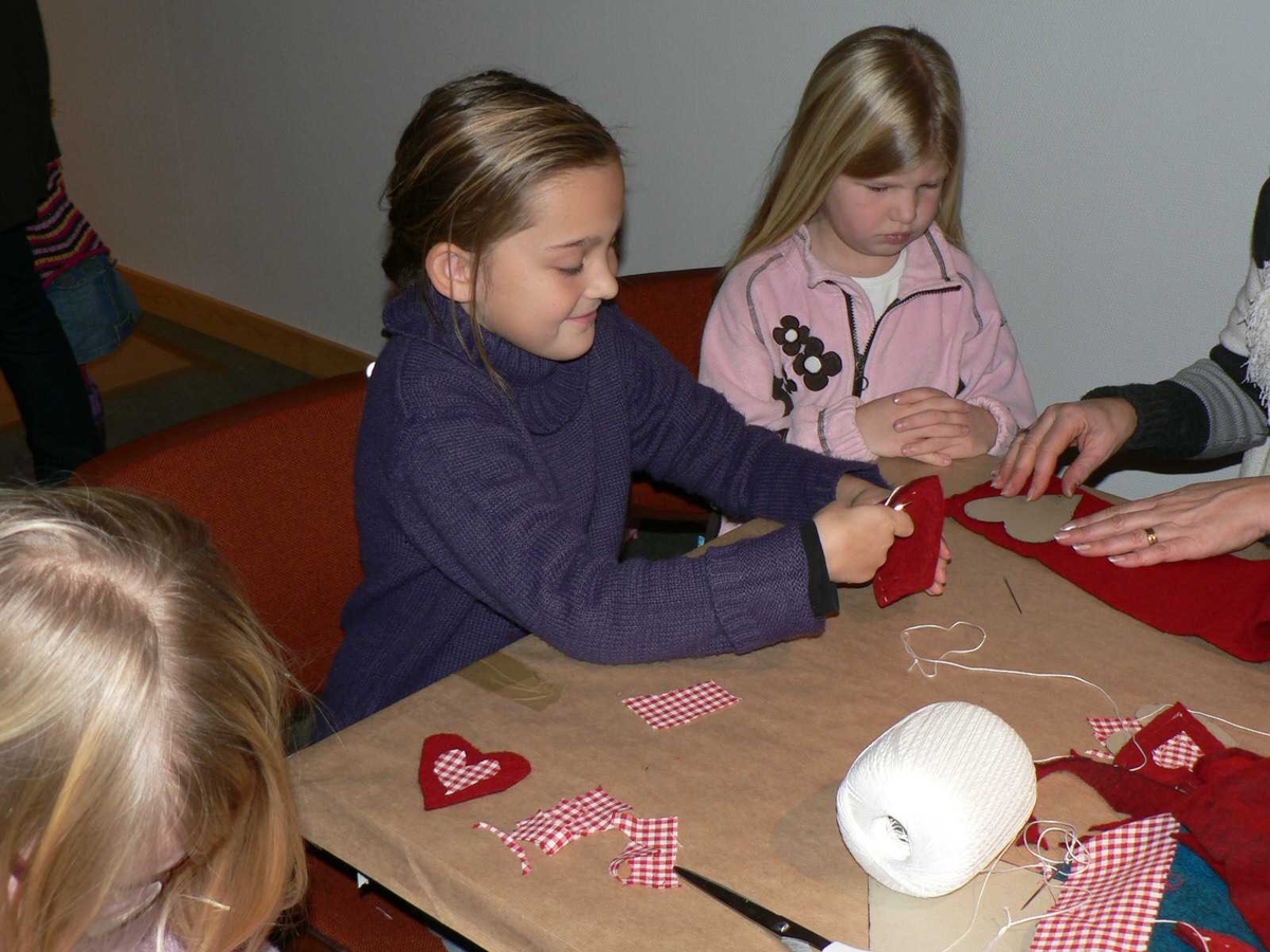Juleverksted for barn på Berg-Kragerø Museum, 22.11.2007
Kragerø Husflidslag har syv stasjoner hvor barna lager ting.