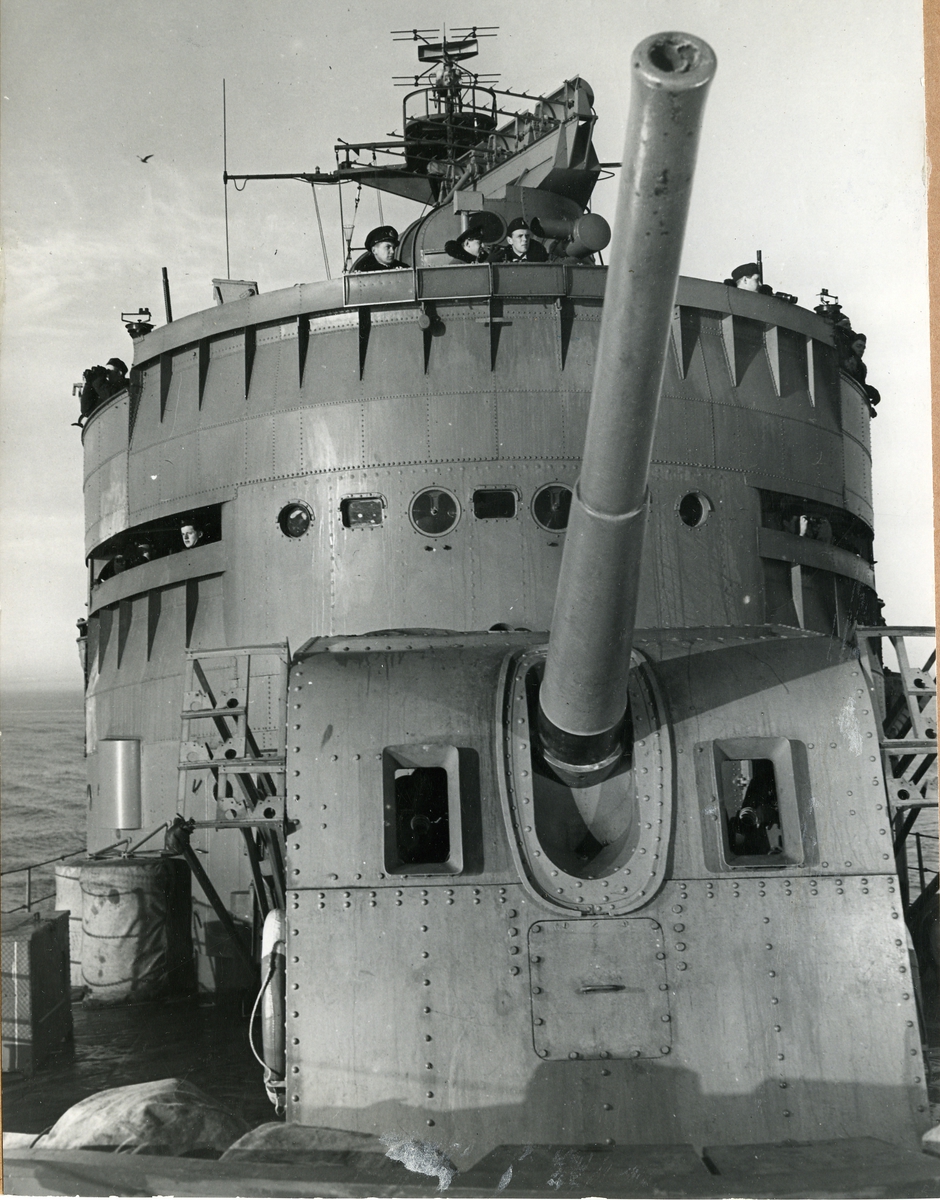 Från kommandobryggan leder kpt J.Eklund dagens operationer, som gäller jakt på "fientliga" U-båtar.