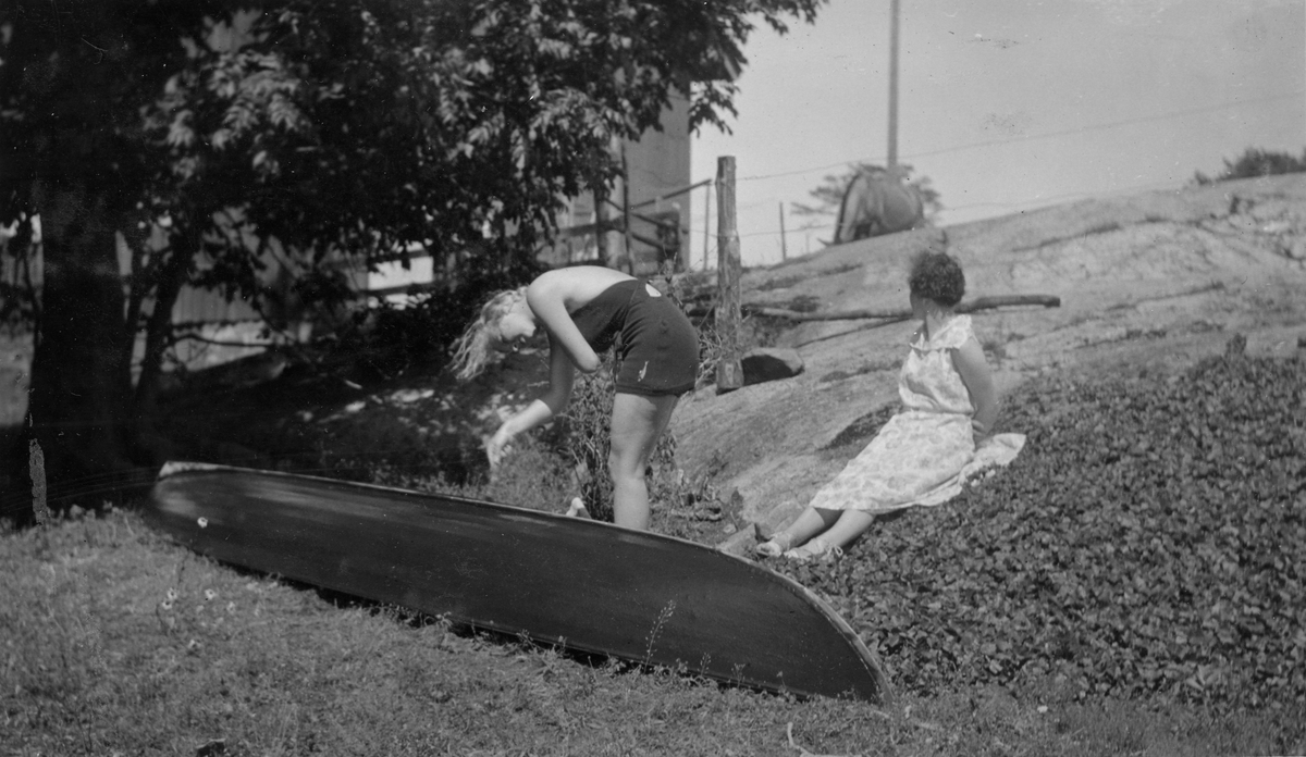 Stoppedalen.1936.  Kajakken males. Elisabeth og Joan.