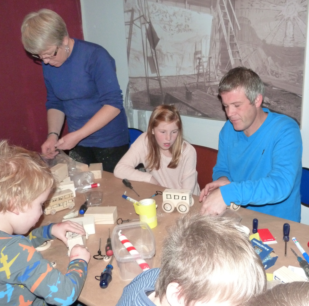 For den 15.gangen, 25.11.2012,  hadde Kragerø Husflidslag sitt årlig juleverksted på Berg-Kragerø Museum. Ivrige barn, foreldre og besteforeldre  skrudde sammen et tog, pyntet et kongle juletre, tegnet julekort, lagde dørskilt og blandet farger til et sandmaleri.