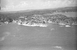 Flyfoto fra Kragerø 17/8-54. Utsiden av Skåtøy (Krikken). Po