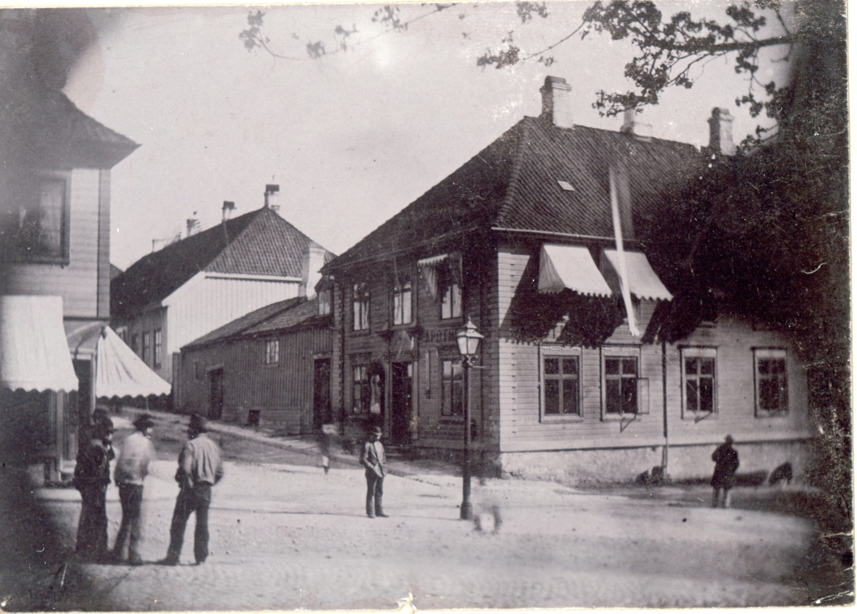 Serie bilder fra gamle Skien tatt før 1886