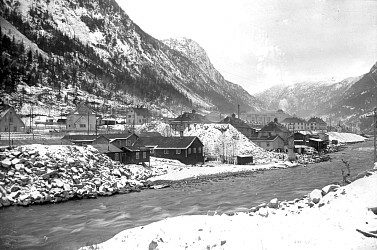 En samling bilder fra Rjukan, bla. fra Jernbanegata.