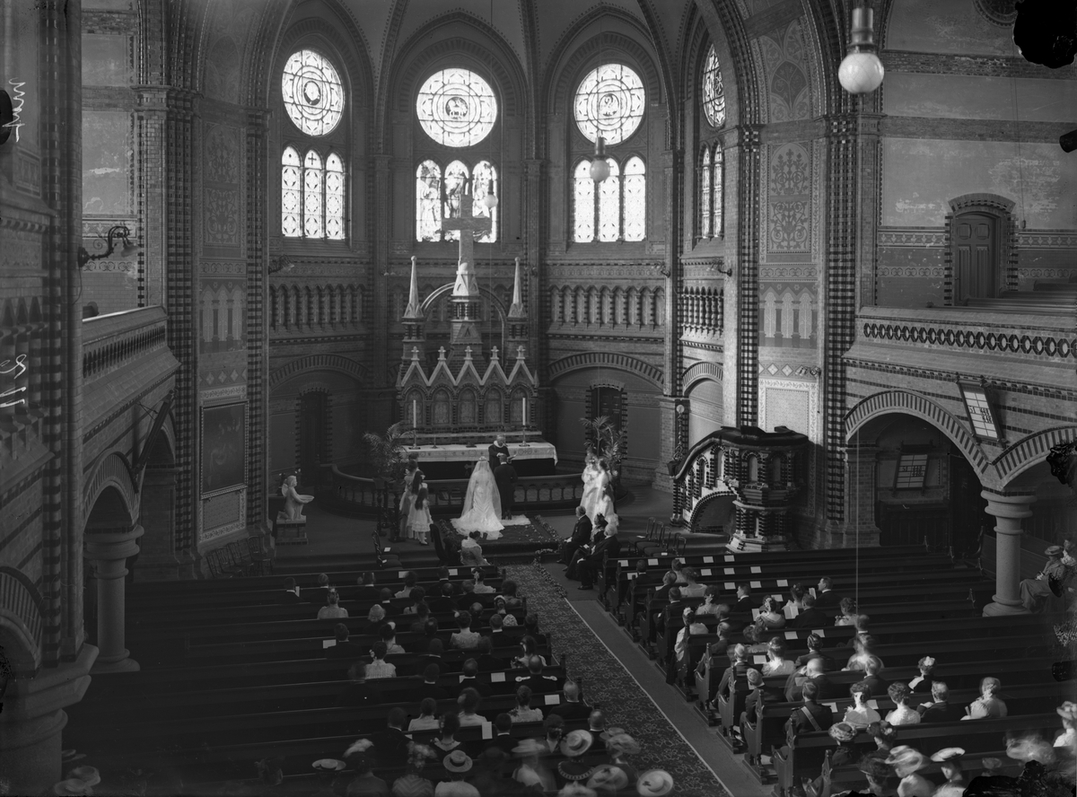 Bryllup i Skien kirke, ant. fotografert i 1903.