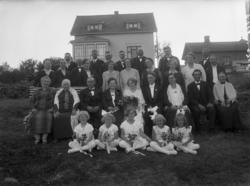 Bryllupsbilde med familien tatt utendørs