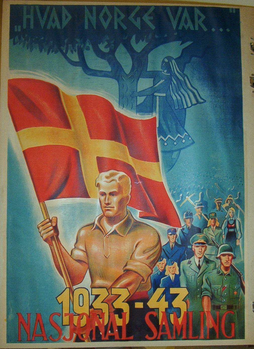 Mann, arisk utseende, bærer et flagg med rød bunn og gult kors.  Bak ham står en stor menneskemengde.  I bakgrunnen skimtes en bundadkledt kvinne som klatrer i et tre.