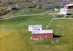 Flyfoto over gårdsbrukene Sørstranda og Solbakken i Valøya i