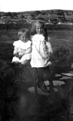 Marie og Olaug Herstad - Berit og Ragnvald Herstads barn