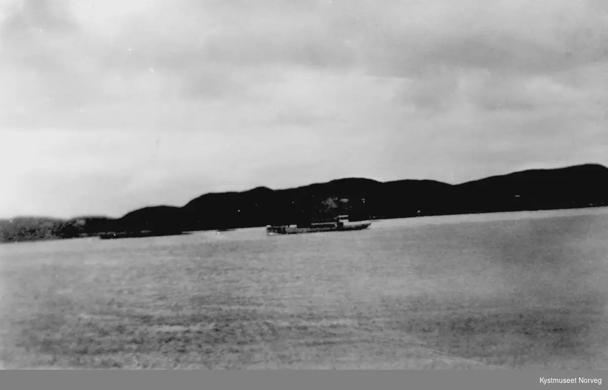 Fraktebåt i Nærøysundet på Rørvik