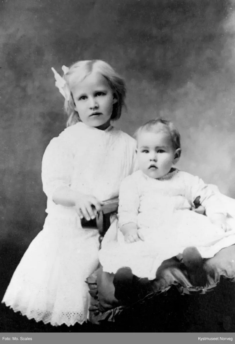 Portrett av to ukjente barn