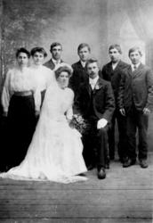 Lorents H. Lyngsnes og Ragnvalda Horseng Lyngsnes. Bakerst f