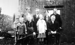 Foran fra venstre: Harald Nordby, Hanna Hansen Ulsund, Edna 