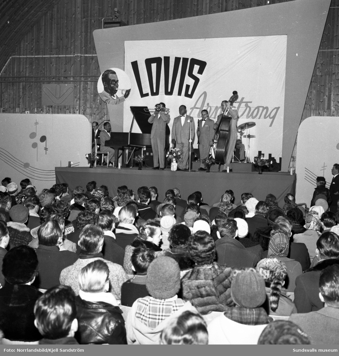 Louis Armstrong uppträdde i pjäshallen på LV5 i bister vinterkyla och dåligt uppvärmd lokal. 3600 påpälsade personer såg världsstjärnan hålla ångan uppe och han lämnade scenen i bara skjortärmarna då de två föreställningarna var över.