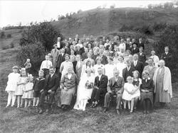 Gruppebilde tatt utendørs i forbindelse med bryllup på Øvre 