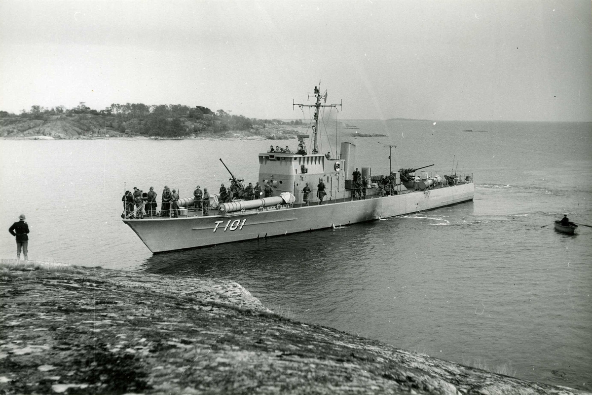 Motortorpedbåten Perseus (T 101).
Tilläggning direkt mot bergsidan för landsättning av KA-patrull ost Kastö, okt. 1953.