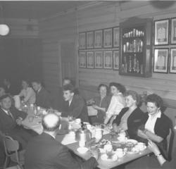 Tynset, TIF Festen, Mennesker rundt et bord, Mat og drikke