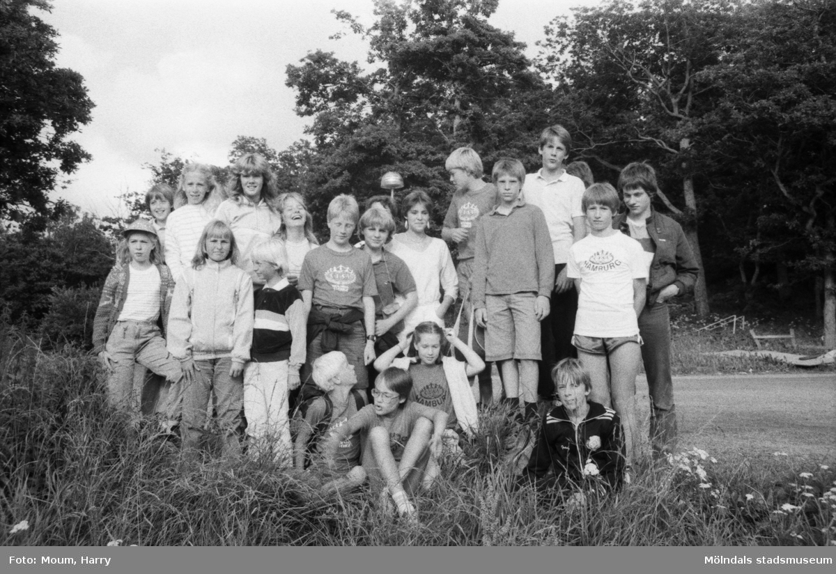 Tyska och svenska ungdomar bekantar sig med varandra vid Torrekulla turiststation i Kållered, år 1984. "Stämningen var god bland ungdomarna när de besökte Torrekulla."

För mer information om bilden se under tilläggsinformation.