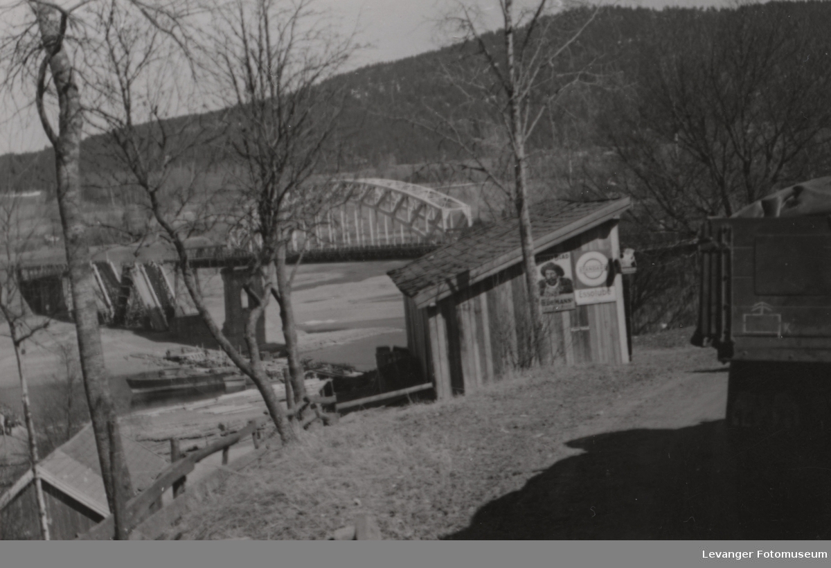 Minnesundbroa delvis sprengt av norske soldater. byggingen av den provisoriske broa er kommet i gang,