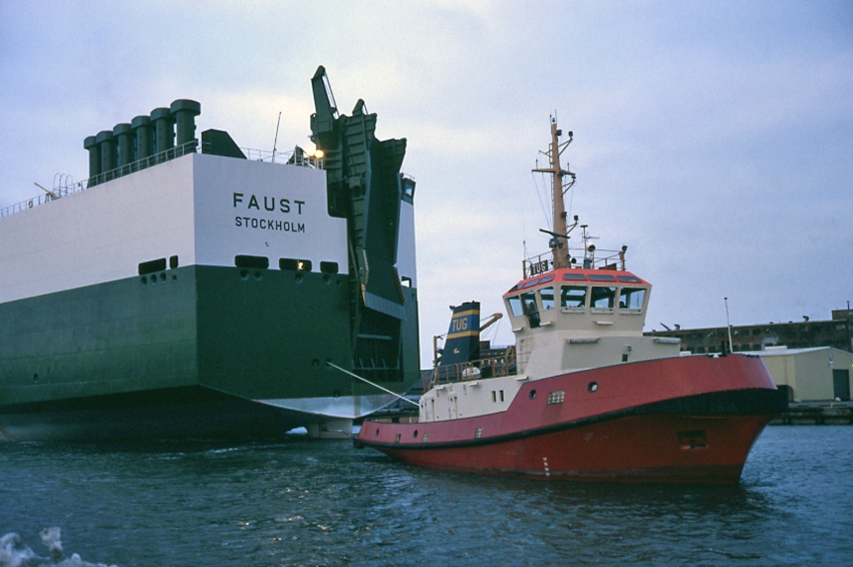 Fartyg: TUG                           Bredd över allt 10,01 meterLängd över allt 31,02 meterByggår: 1980Varv: Åsiverken, ÅmålÖvrigt: Bogserbåten TUG bogserar biltransportfartyget FAUST (b. 1985) i Göteborgs hamn. TUG senare såld till Norge som BUKKEN.
