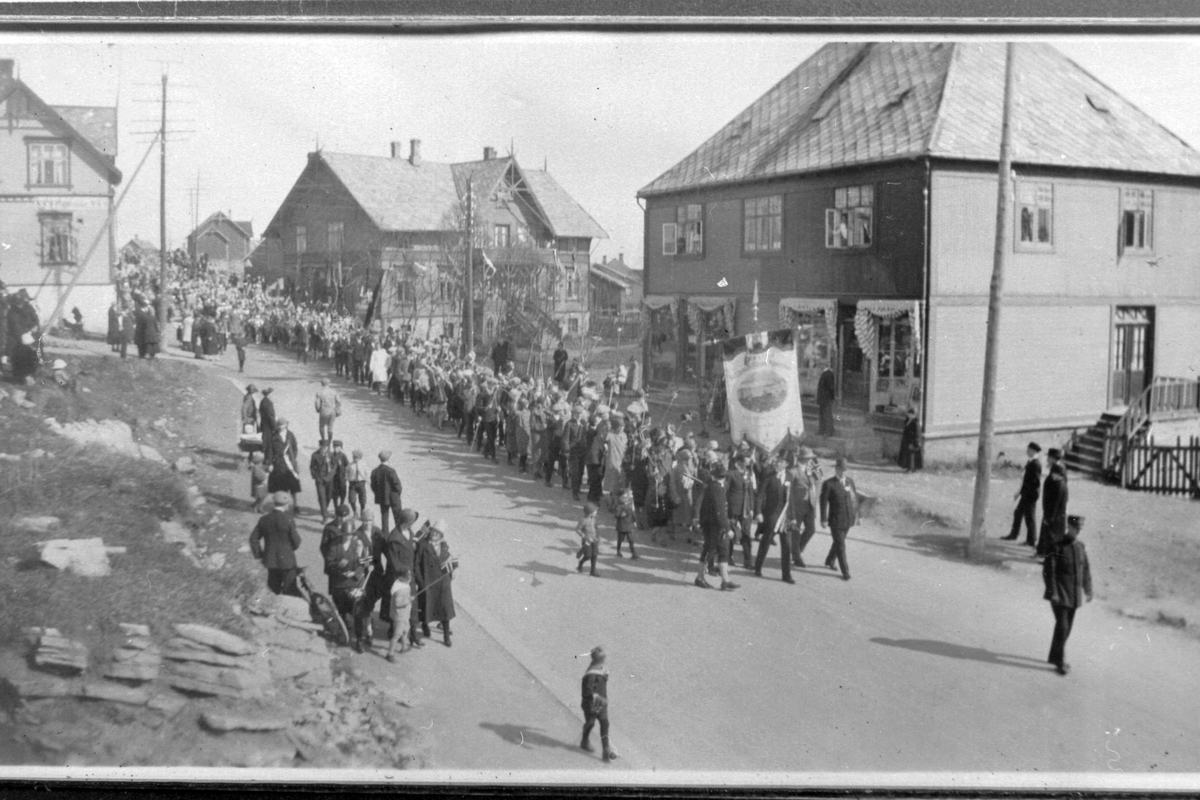 17. maitog på vei ned Strandgata.
